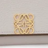Cartera plegable en tres partes «Anagram» de piel de becerro con grano «Pebble»