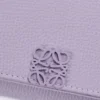 Cartera plegable en tres partes «Anagram» de piel de becerro con grano «Pebble»