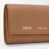 Cartera vertical pequeña de piel de becerro lisa y granulada