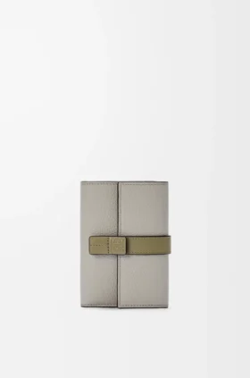Cartera vertical pequeña de piel de becerro suave granulada