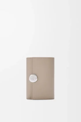Cartera vertical pequeña «Pebble» de piel de becerro con grano «Pebble»