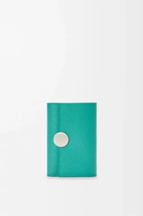 Cartera vertical pequeña «Pebble» de piel de becerro con grano «Pebble»