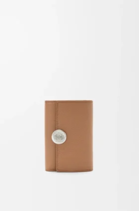 Cartera vertical pequeña «Pebble» de piel de becerro con grano «Pebble»