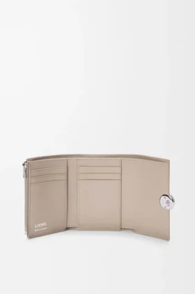 Cartera vertical pequeña «Pebble» de piel de becerro con grano «Pebble»