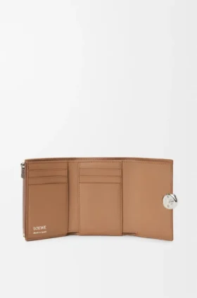 Cartera vertical pequeña «Pebble» de piel de becerro con grano «Pebble»