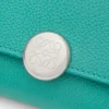 Cartera vertical pequeña «Pebble» de piel de becerro con grano «Pebble»