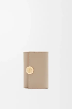 Cartera vertical pequeña «Pebble» en piel de becerro napa brillante