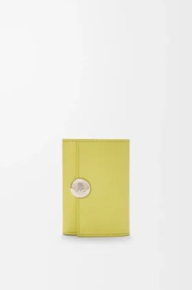 Cartera vertical pequeña «Pebble» en piel de becerro napa brillante