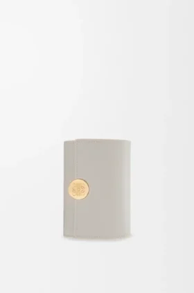 Cartera vertical pequeña «Pebble» en piel de becerro napa brillante
