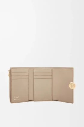 Cartera vertical pequeña «Pebble» en piel de becerro napa brillante