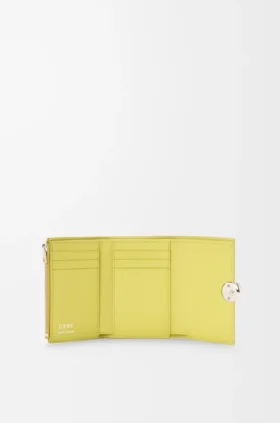 Cartera vertical pequeña «Pebble» en piel de becerro napa brillante