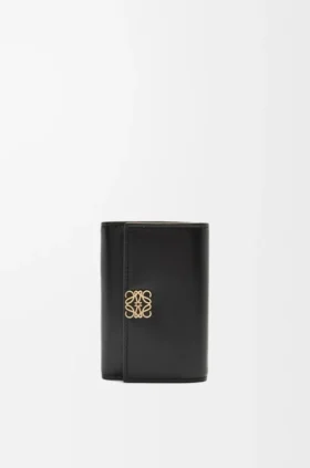 Cartera vertical pequeña «Puffer Anagram» en piel de becerro napa brillante