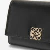 Cartera vertical pequeña «Puffer Anagram» en piel de becerro napa brillante