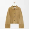 Chaqueta con puños remangados de piel de cordero ante