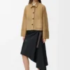 Chaqueta con puños remangados de piel de cordero ante