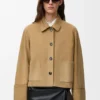 Chaqueta con puños remangados de piel de cordero ante