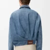 Chaqueta drapeada de denim