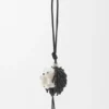 Colgante «Hedgehog» de fieltro, abalorios y piel de becerro