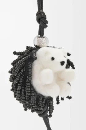Colgante «Hedgehog» de fieltro, abalorios y piel de becerro