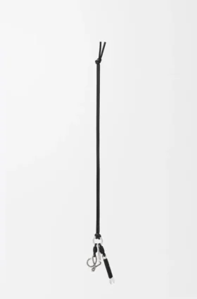 Colgante «Multi Tool» de latón y piel de becerro
