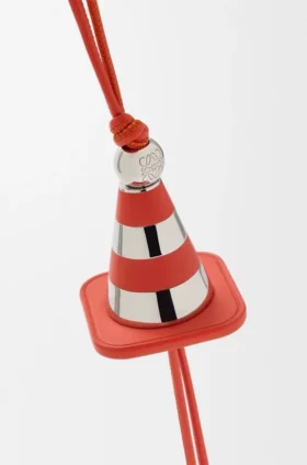 Colgante «Work Cone» de latón y piel de becerro