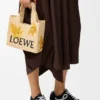 Font Tote pequeño con tipografía Loewe en rafia