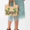 Font Tote pequeño con tipografía Loewe en rafia