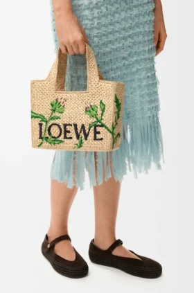 Font Tote pequeño con tipografía Loewe en rafia