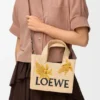 Font Tote pequeño con tipografía Loewe en rafia