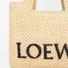 Font Tote pequeño con tipografía Loewe en rafia
