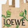 Font Tote pequeño con tipografía Loewe en rafia