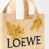 Font Tote pequeño con tipografía Loewe en rafia