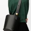 Medium Pebble Bucket en piel de becerro lisa