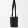 Medium Pebble Bucket en piel de becerro lisa