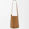 Medium Pebble Bucket en piel de becerro lisa
