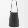 Pebble Bucket grande en piel de becerro granulada y flexible