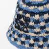 Sombrero de pescador de rafia y piel de becerro con parche de ganchillo