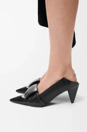 Zapatos de tacón con solapa trasera tipo origami en piel de cordero